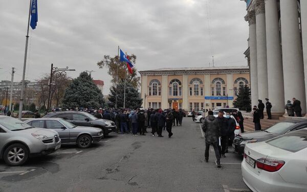 У мэрии Бишкека проходит митинг в поддержку уволенных накануне вице-мэров Бишкека — Виктории Мозгачевой и Алимбека Абдылдаева - Sputnik Кыргызстан