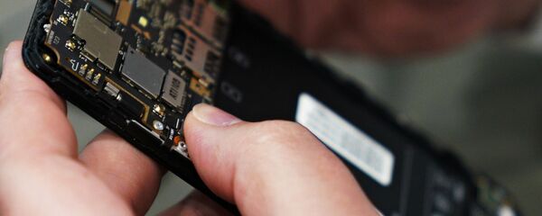Мастер во время починки смартфона. Архивное фото - Sputnik Кыргызстан
