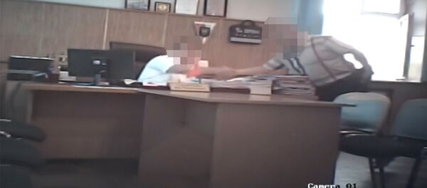 ГКНБ представил видео с версией, как замглавы ГУОБДД берет взятки ГКНБ представил видео с версией, как замглавы ГУОБДД берет взятки - Sputnik Кыргызстан