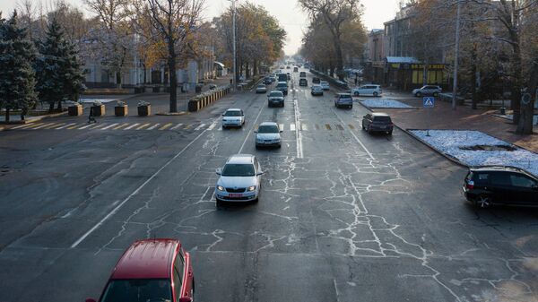Автомобили едут по проспекту Чуй в Бишкеке. Архивное фото - Sputnik Кыргызстан