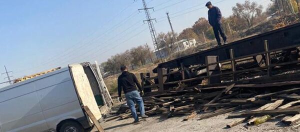 Выявление факта распила железнодорожных вагонов Выявление факта распила железнодорожных вагонов - Sputnik Кыргызстан