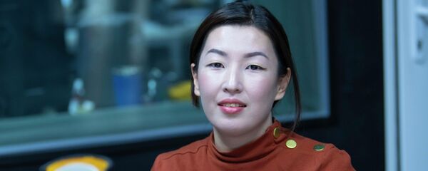 Экономист Нургуль Акимова на радиостудии Sputnik Кыргызстан - Sputnik Кыргызстан