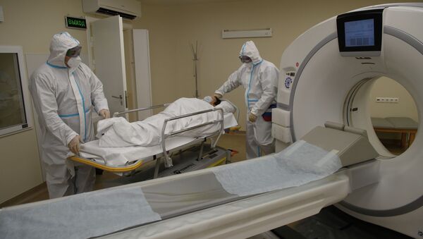 Медицинские везут пациента к аппарату компьютерной томографии. Архивное фото - Sputnik Кыргызстан