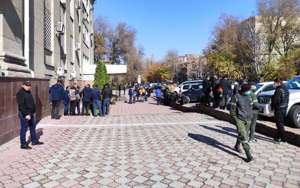 Митингующие сотрудники Восточной, Западной и Аламудунской РЭС пришли к Дому правительства и требуют, чтобы к ним вышел премьер-министр Садыр Жапаров - Sputnik Кыргызстан