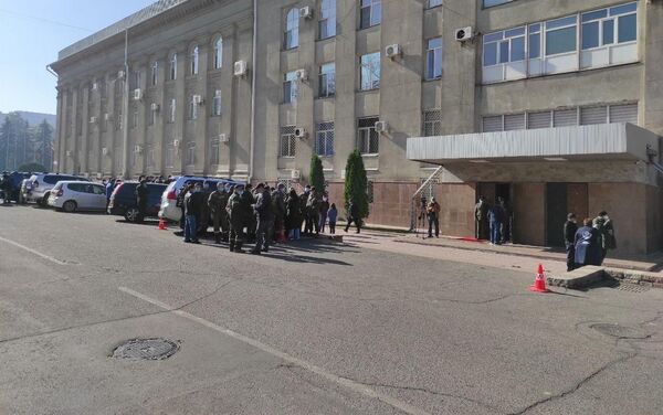Ранее порядка 40 человек собрались у здания Национального энергохолдинга - Sputnik Кыргызстан