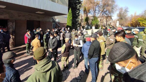 Сотрудники Восточной, Западной и Аламудунской РЭС во время митинга у Дома правительства в Бишкеке - Sputnik Кыргызстан