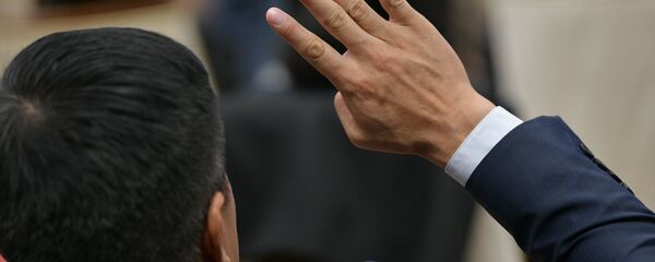 Депутат голосует на заседании Жогорку Кенеша в государственной резиденции Ала-Арча - Sputnik Кыргызстан