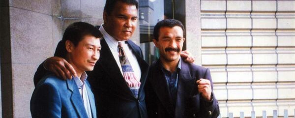 Абсолютный чемпион мира по боксу из США Мухаммед Али и кыргызстанский семикратный чемпион мира Орзубек Назаров. 1996 год Токио - Sputnik Кыргызстан