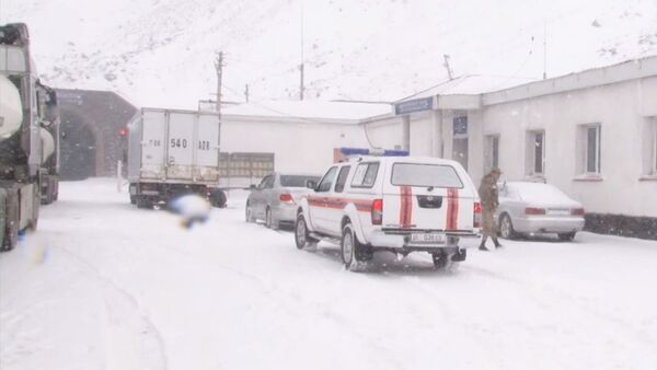 МЧС показало, что происходит на заснеженном перевале Тоо-Ашуу. Видео - Sputnik Кыргызстан