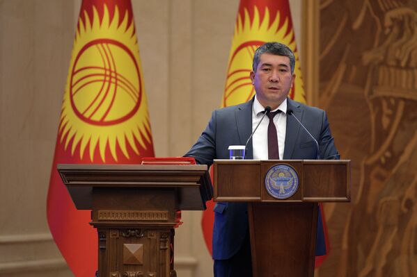 Транспорт жана жолдор министри Бакыт Бердалиевдин ант берип жаткан учуру - Sputnik Кыргызстан