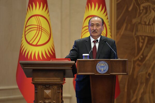 Саламаттык сактоо министри Алымкадыр Бейшеналиев да өмүрүндө өкмөт мүчөсү катары биринчи ирет ант берди - Sputnik Кыргызстан