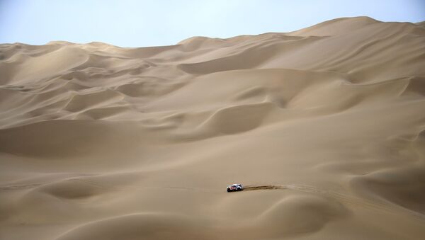 Пустыня между городами Урумчи и Хами в Китае. Архивное фото - Sputnik Кыргызстан