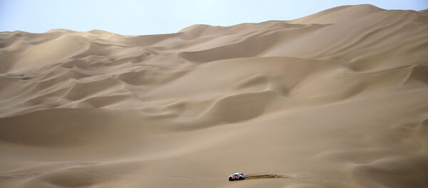 Пустыня между городами Урумчи и Хами в Китае. Архивное фото - Sputnik Кыргызстан