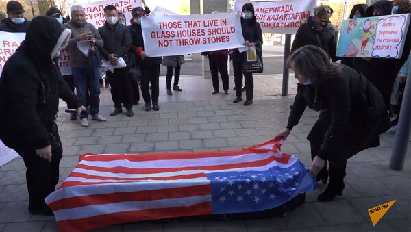 Казахстанцы устроили похороны Бората у здания генконсульства США — видео - Sputnik Кыргызстан