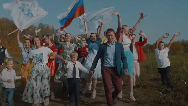 Жители деревни в РФ сняли свой Ла-Ла-Ленд с просьбой построить дорогу — видео - Sputnik Кыргызстан