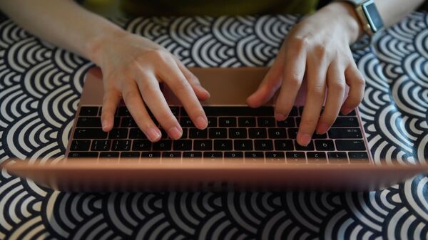Девушка работает на ноутбуке. Архивное фото - Sputnik Кыргызстан