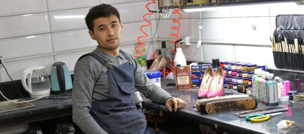 Бут кийим оңдоочу жайдын ээси Хабибулло Азизулло - Sputnik Кыргызстан