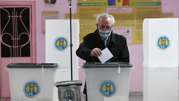 Мужчина голосует на всеобщих выборах президента Молдавии на одном из участков в Кишиневе.  - Sputnik Кыргызстан