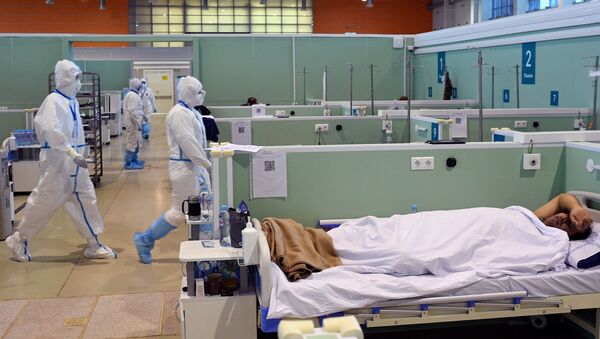 Медицинские работники во временном госпитале COVID-19 в Москве. Архивное фото - Sputnik Кыргызстан