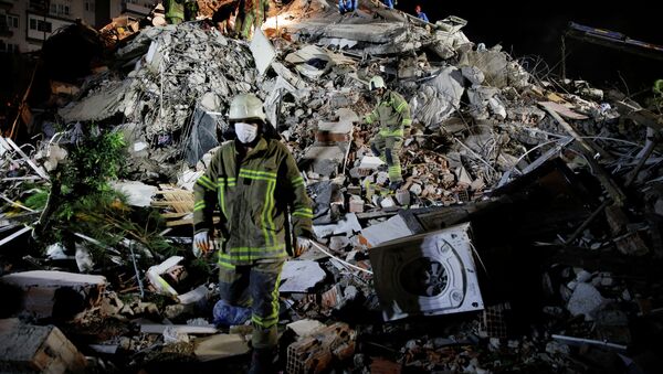 Спасатели разбирают завалы разрушенного из-за сильного землетрясение дома в городе Измир, Турция. 30 октября 2020 года - Sputnik Кыргызстан