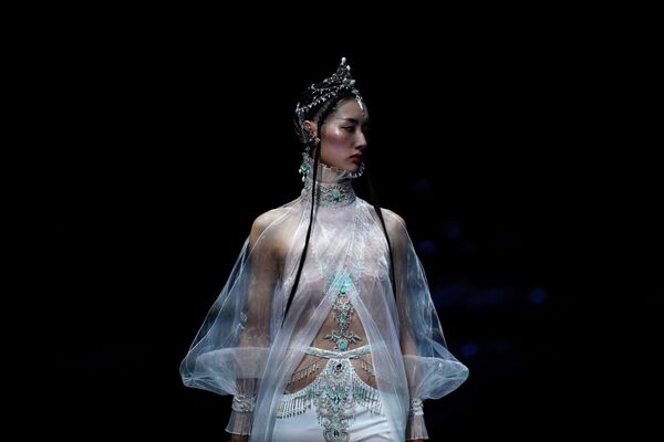 Пекинде (Кытай) Мода жумалыгынын алкагында 2021-жылдагы жаз/жай коллекциясынын көргөзмөсү учурундагы модель кыз - Sputnik Кыргызстан