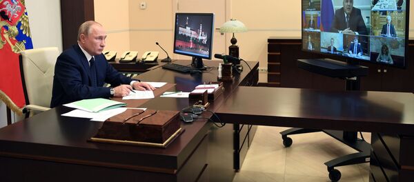 Президент РФ Владимир Путин проводит совещание с членами правительства РФ в режиме видеоконференции - Sputnik Кыргызстан