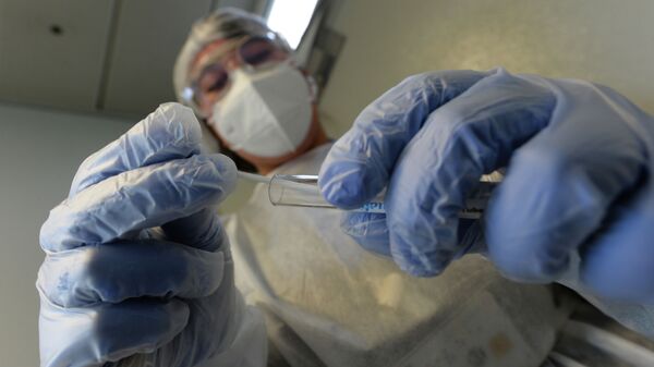Медицинский работник собирает образец мазка для теста на COVID-19 - Sputnik Кыргызстан