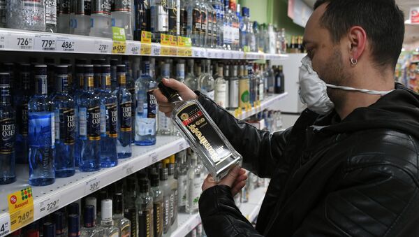 Мужчина выбирает алкоголь в одном из супермаркетов. Архивное фото - Sputnik Кыргызстан