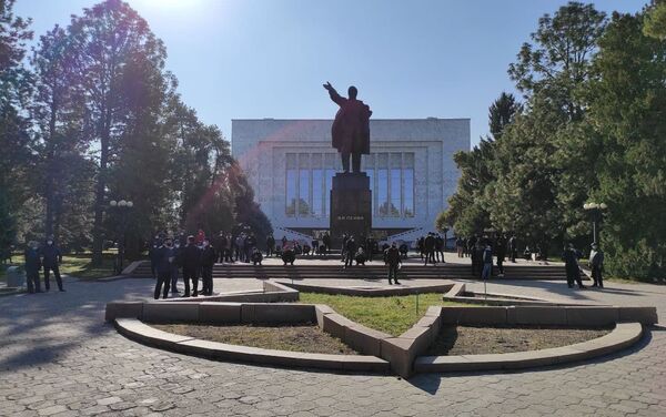 Возле Дома правительства в Бишкеке проходит второй митинг, участниками которого также являются сотрудники ОАО Северэлектро - Sputnik Кыргызстан