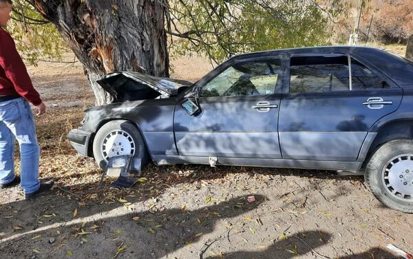 В результате ДТП на Иссык-Куле один автомобиль перевернулся, а другой влетел в дерево - Sputnik Кыргызстан
