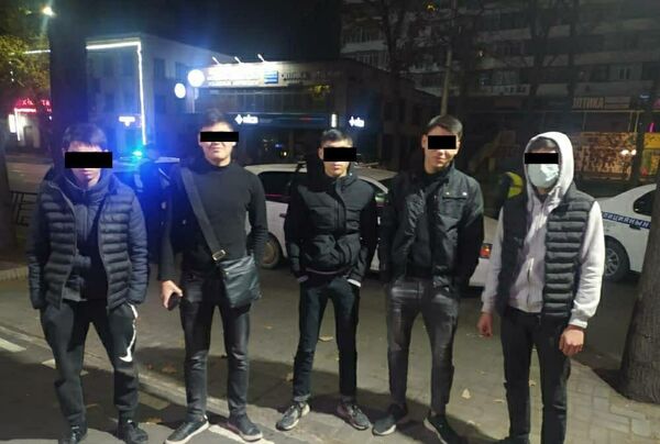 У мужчины отобрали смартфон в центре Бишкека — задержаны 9 парней. Фото - Sputnik Кыргызстан