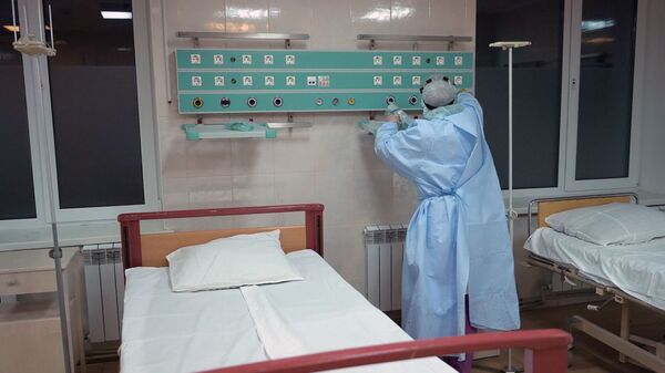Медицинский работник готовит реанимационное оборудование к приему больных с COVID-19. Архивное фото - Sputnik Кыргызстан