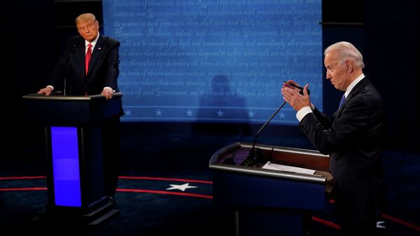 Действующий президент США Дональд Трамп и кандидат в президенты от Демократической партии Джо Байден участвуют в дебатах. Архивное фото - Sputnik Кыргызстан