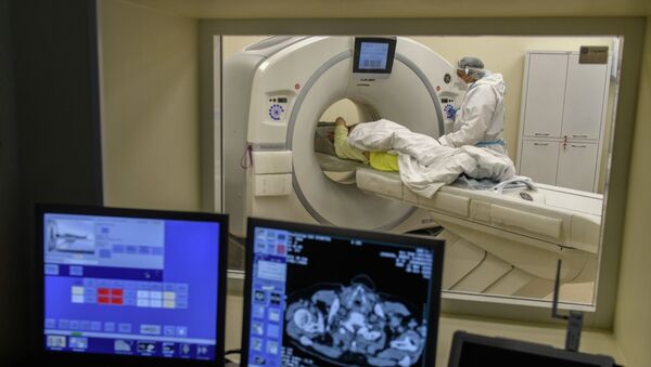 Медицинский работник готовит пациента к компьютерной томографии. Архивное фото - Sputnik Кыргызстан