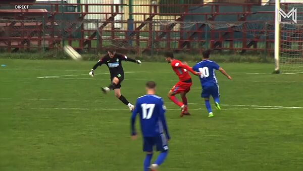 Вратарь забил шикарный гол сверхдальним ударом из своей штрафной. Видео - Sputnik Кыргызстан