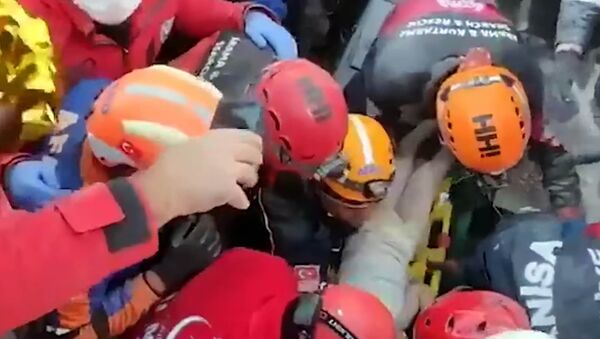 Чудо! В Турции 4-летняя девочка пролежала под завалами 91 час — видео спасения - Sputnik Кыргызстан