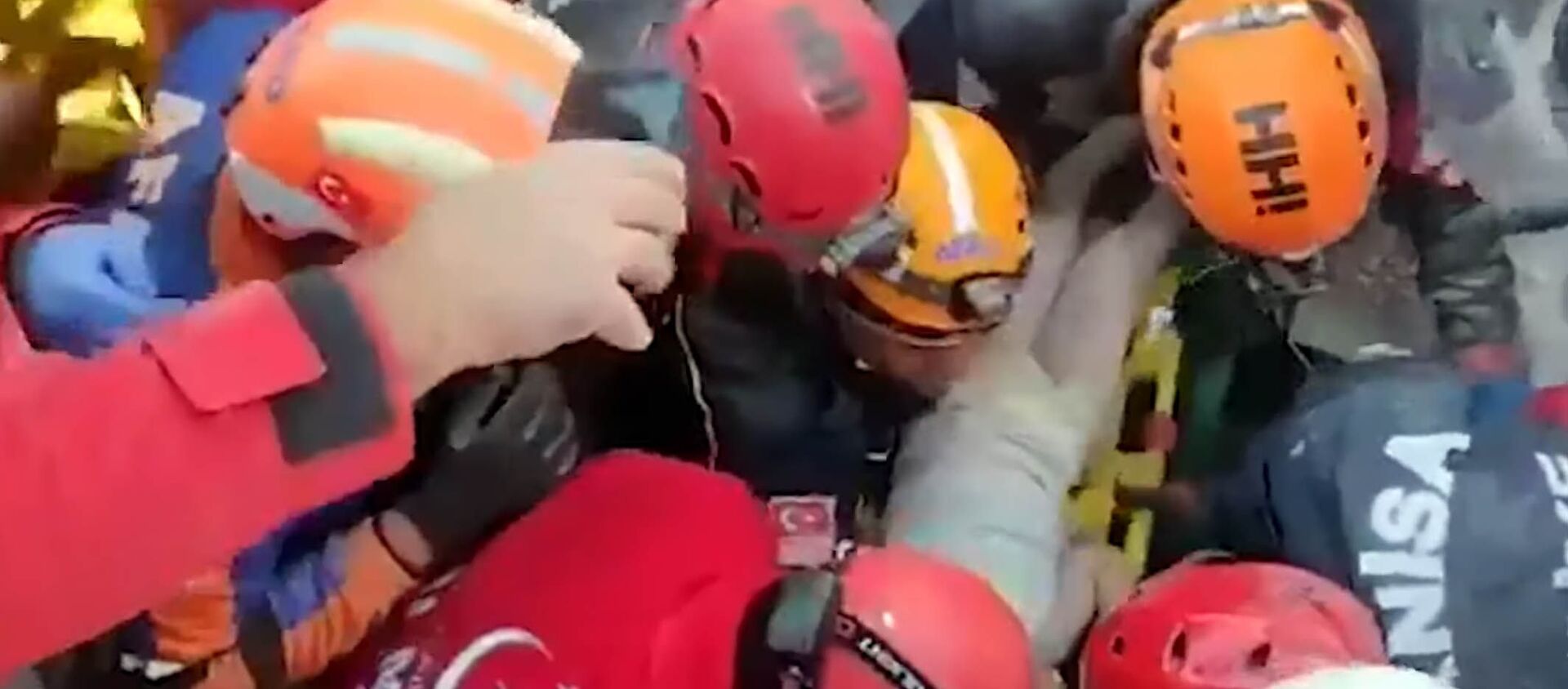 Чудо! В Турции 4-летняя девочка пролежала под завалами 91 час — видео спасения - Sputnik Кыргызстан, 1920, 03.11.2020