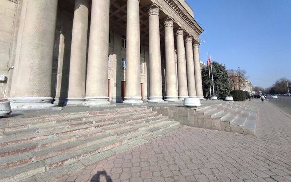 Возле зданий Дома правительства, Госкомитета национальной безопасности и Верховного суда никаких пикетов нет - Sputnik Кыргызстан