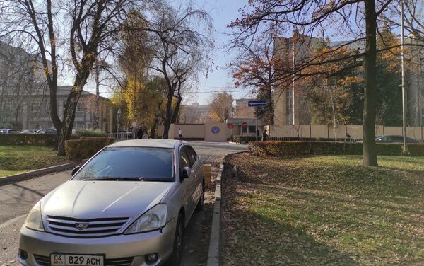 Возле зданий Дома правительства, Госкомитета национальной безопасности и Верховного суда никаких пикетов нет - Sputnik Кыргызстан