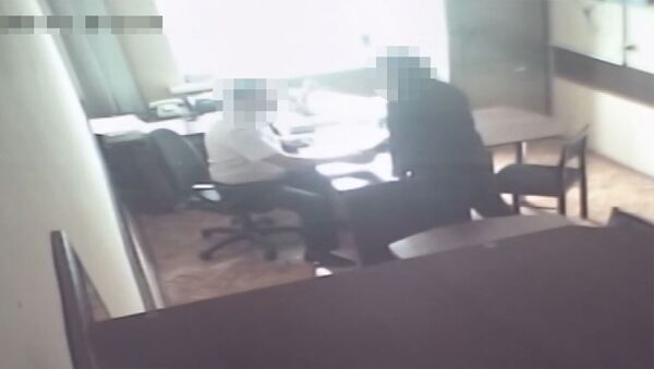 Видео со скрытой камеры в кабинете главы Медуправления МВД. Он задержан - Sputnik Кыргызстан