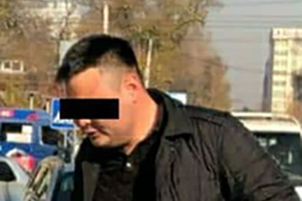В Бишкеке задержали мужчину, который, управляя автомобилем с подложным госномером и без водительского удостоверения, назвался сотрудником Финансовой полиции - Sputnik Кыргызстан