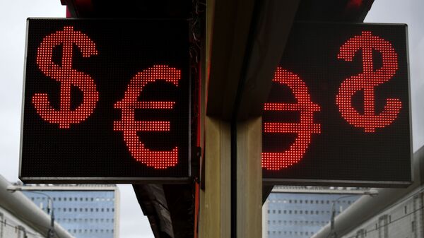 Электронное табло со знаками доллара и евро на одной из улиц города - Sputnik Кыргызстан