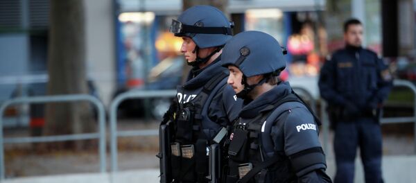 Венадагы атышуудан кийин полиция кызматкерлери бара жатат - Sputnik Кыргызстан