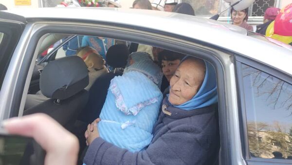 Выписка тройни из родильного дома при Национальном центре охраны материнства и детства - Sputnik Кыргызстан
