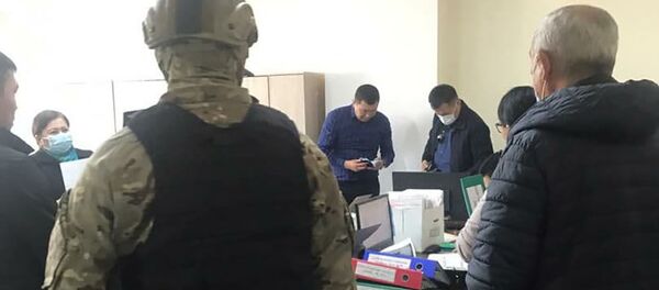 Сотрудники Государственной службы по борьбе с экономическими преступлениями (ГСБЭП, Финпол) проводят обыски в некоторых офисах компаний, связанных с депутатом Жогорку Кенеша Кубанычбеком Жумалиевым - Sputnik Кыргызстан
