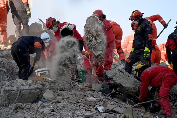 Поисково-спасательные группы ищут людей среди руин обрушившегося здания 1 ноября 2020 - Sputnik Кыргызстан