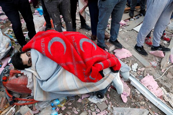 Выживший в землетрясении человек накрыт одеялом. Снимок сделан 1 ноября. - Sputnik Кыргызстан