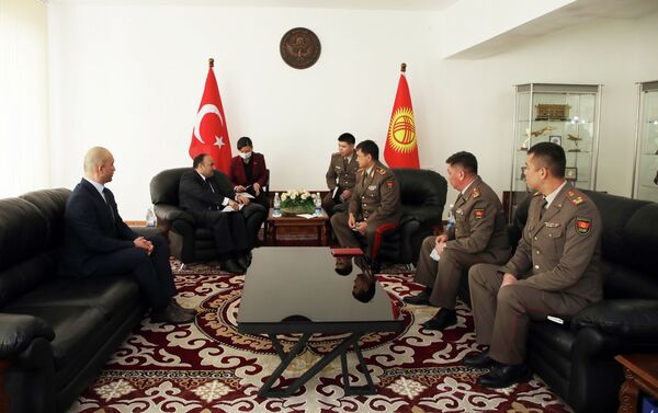 В мероприятии приняли участие посол Турции Дженгиз Камиль Фырат, руководство Генерального штаба ВС КР, а также командование и личный состав Национальной гвардии - Sputnik Кыргызстан