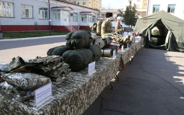 Кроме этого передана продукция военного назначения в виде вещей и горного снаряжения для военнослужащих - Sputnik Кыргызстан