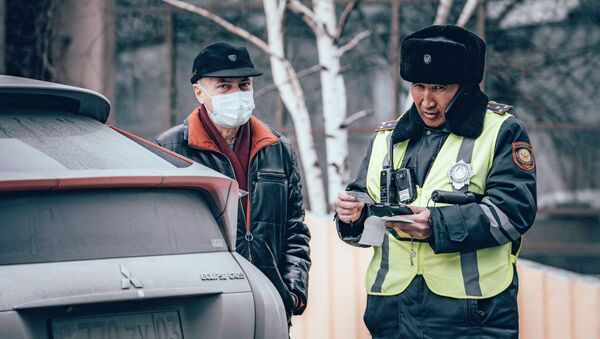Сотрудник госавтоинспекции проверяет у водителя документы в Нур-Султане. Архивное фото - Sputnik Кыргызстан